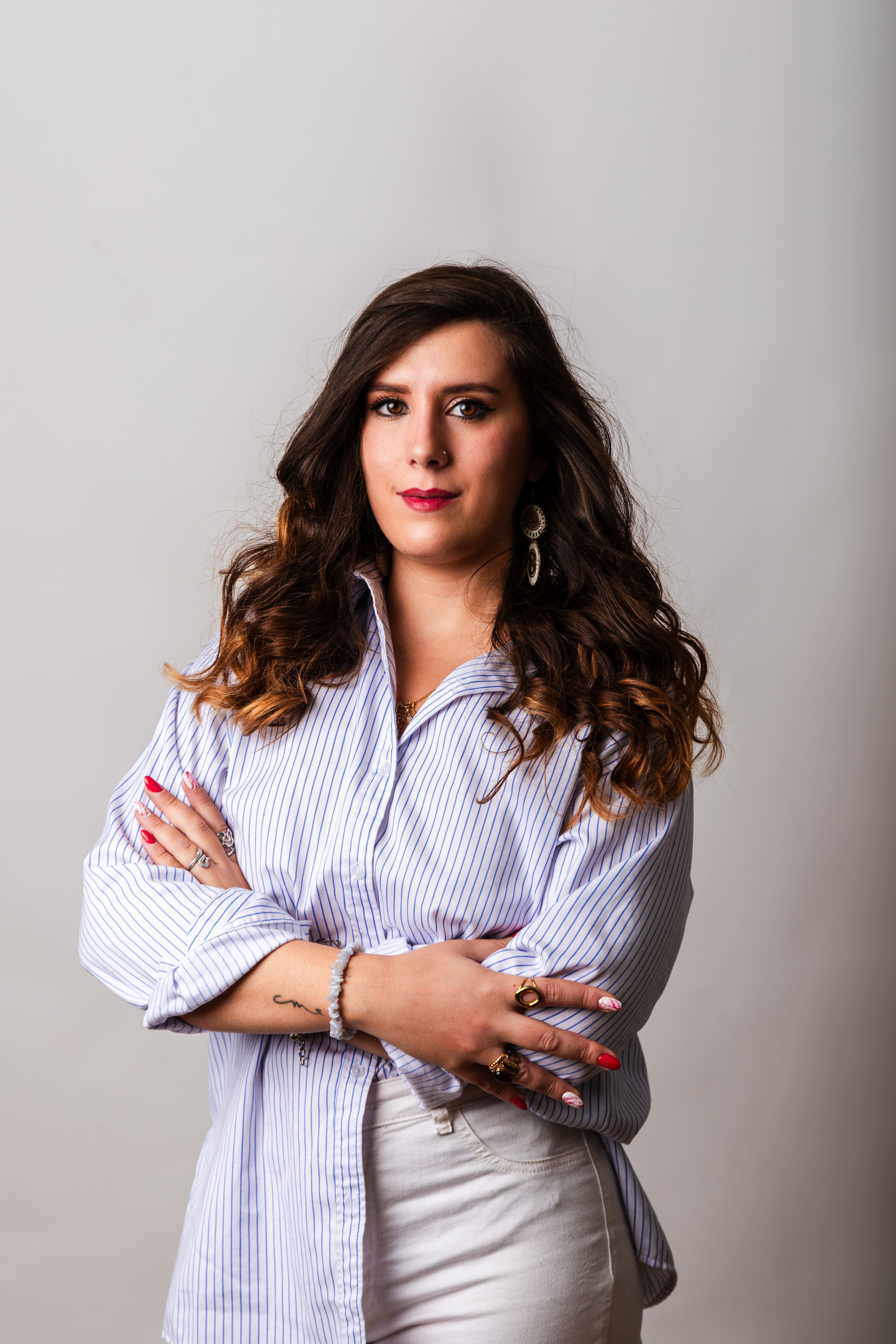 Alumna estudiando idiomas en un ambiente luminoso y acogedor